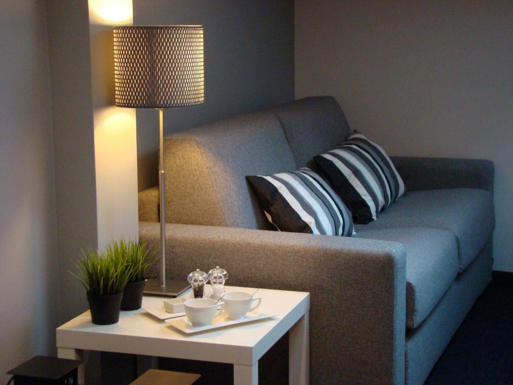 Estudio con cama extragrande y sofá cama